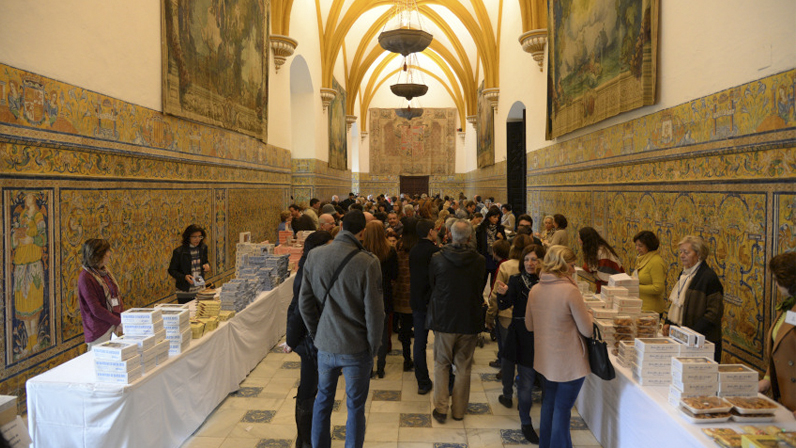 Exposición y venta de dulces de los conventos en el Real Alcazar de Sevilla.