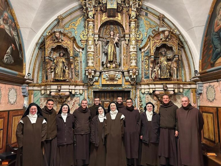 Las Madres Carmelitas de Santiago de Compostela entregaron las llaves de su Carmelo a una comunidad de Carmelitas Contemplativos.